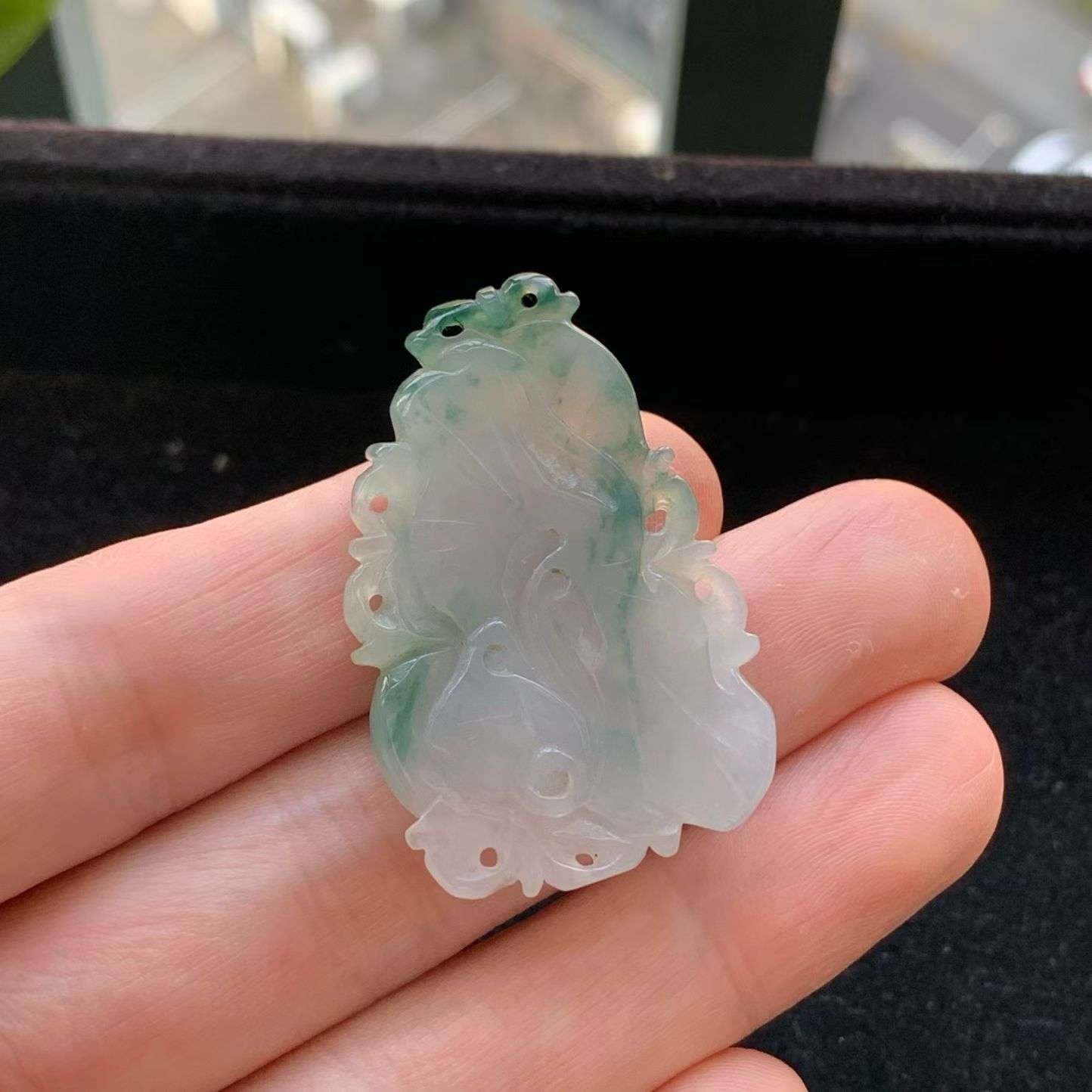 A货天然翡翠冰糯种飘绿荷花鱼吊坠重量10.35
4月1日