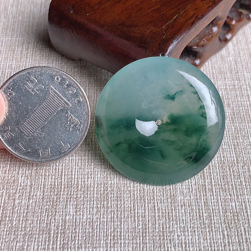 天然A货翡翠飘花平安扣吊坠 
尺寸33-5.8mm 重量13.08g 0331