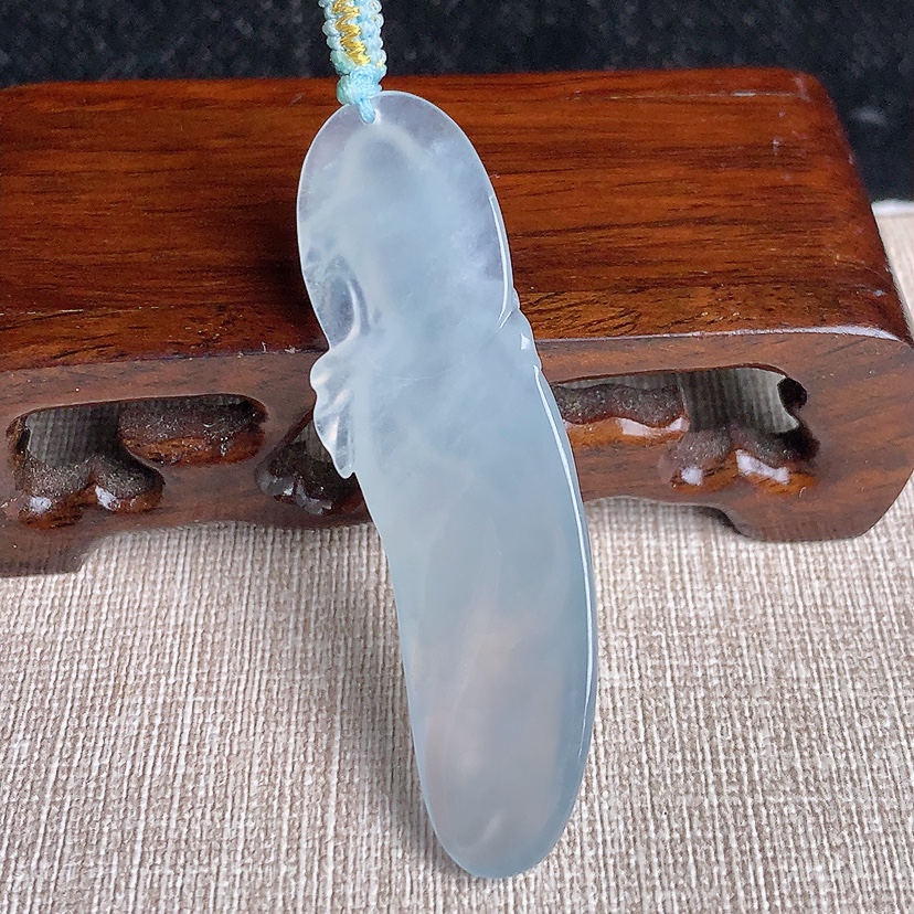 天然A货翡翠晴水观音吊坠 
尺寸60.4-17.8-6.3mm 重量12.78g 0331