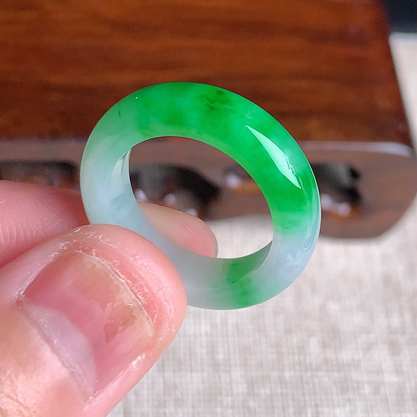 天然A货翡翠白底青飘阳绿素面戒指 
尺寸16.8-5.5-3.6mm 重量3.70g 0331