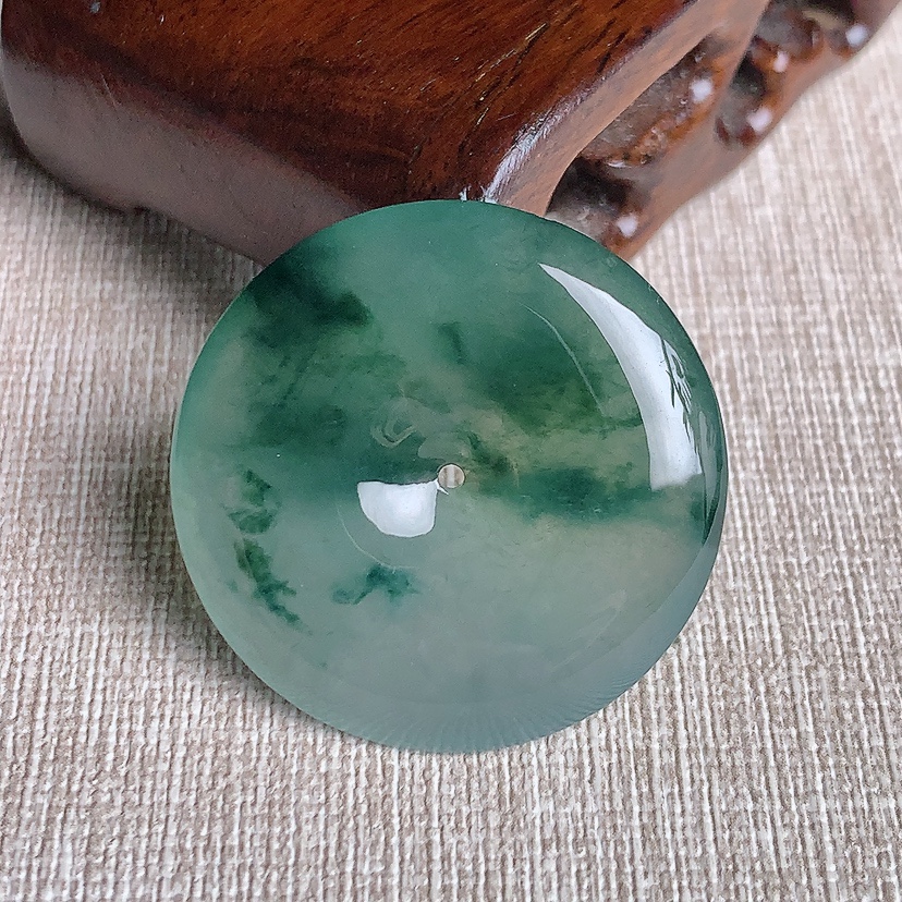 天然A货翡翠飘花平安扣吊坠 
尺寸33-5.8mm 重量13.08g 0331