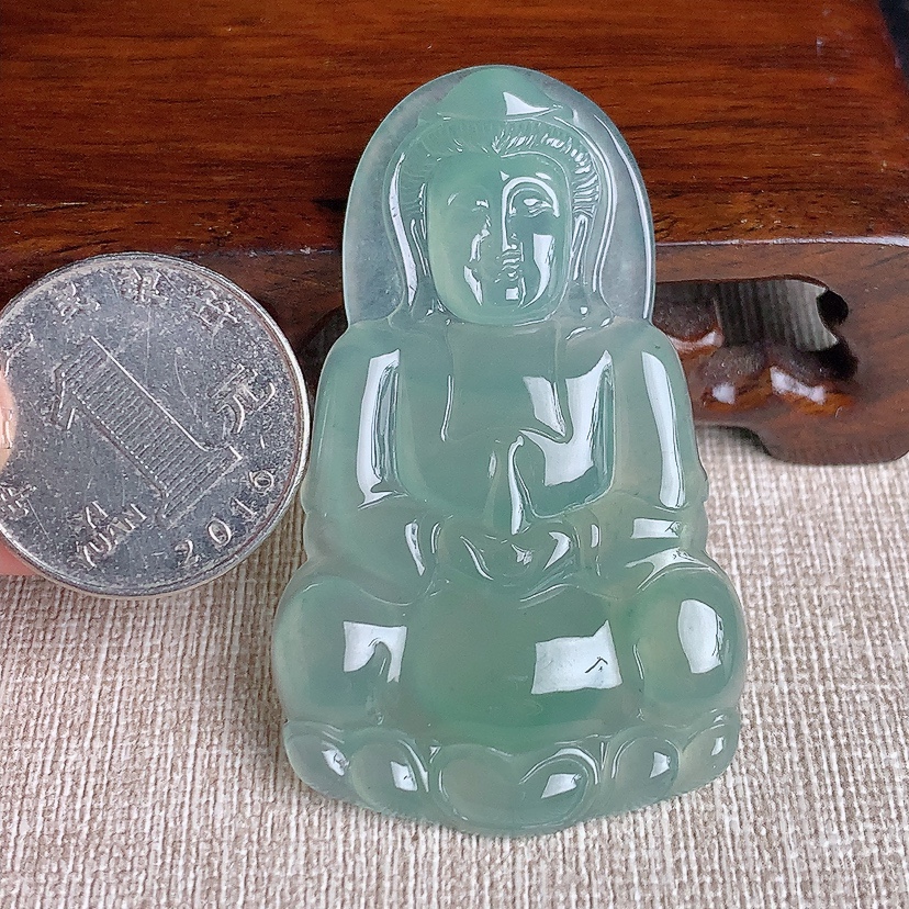 天然A货翡翠晴水正装观音吊坠 
尺寸56.8-34-5mm 重量16.04g 0331