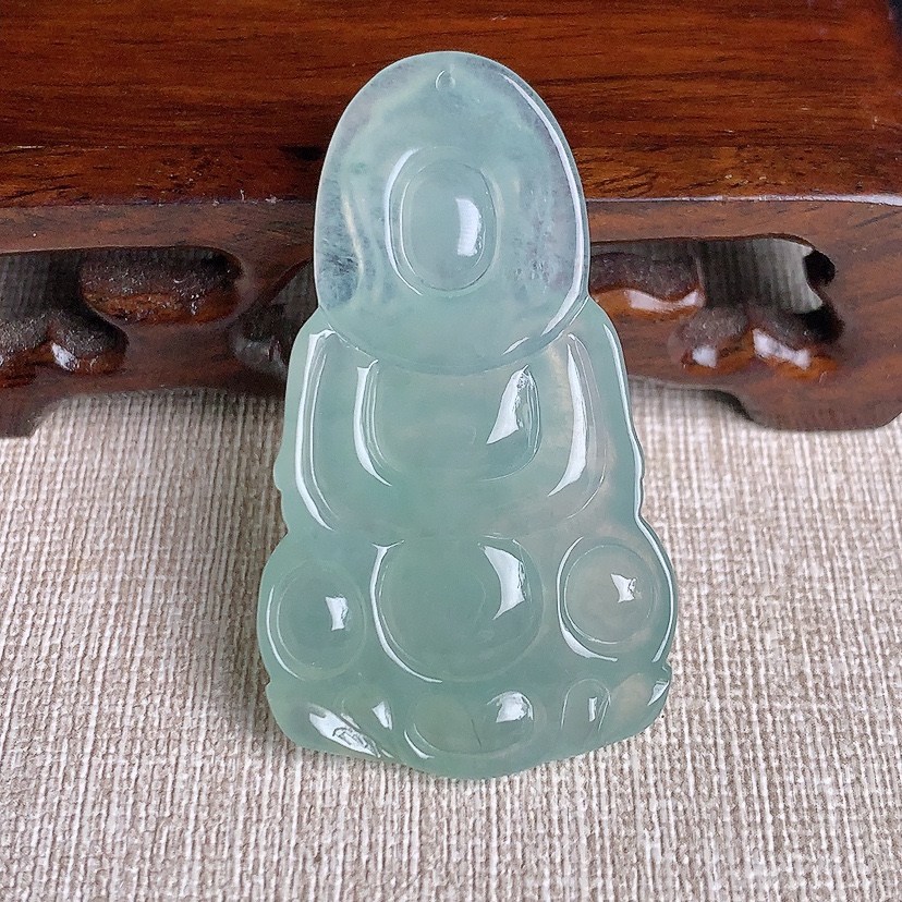 天然A货翡翠晴水正装观音吊坠 
尺寸50-28-6mm 重量14.10g 0331