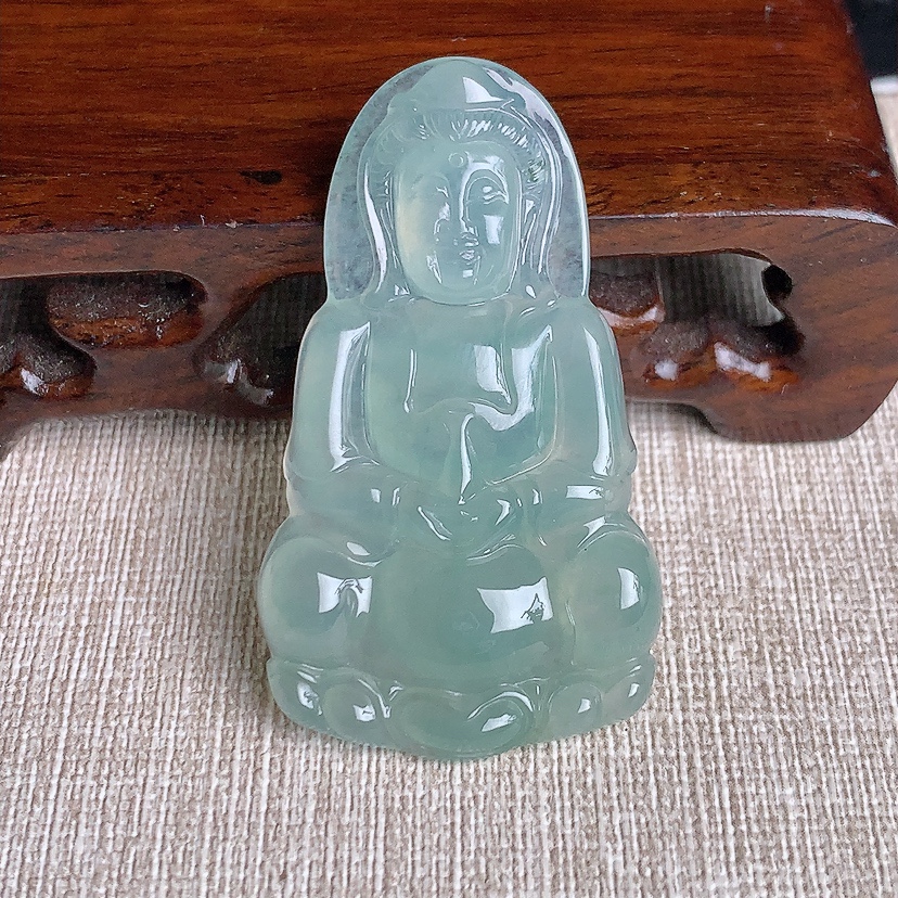 天然A货翡翠晴水正装观音吊坠 
尺寸50-28-6mm 重量14.10g 0331