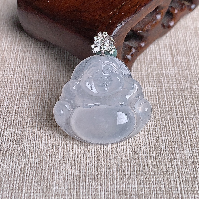 天然A货翡翠18K金镶嵌白冰白月光佛公吊坠 
尺寸33.6-26.5-29.5-5.6mm 重量7.00g 0331