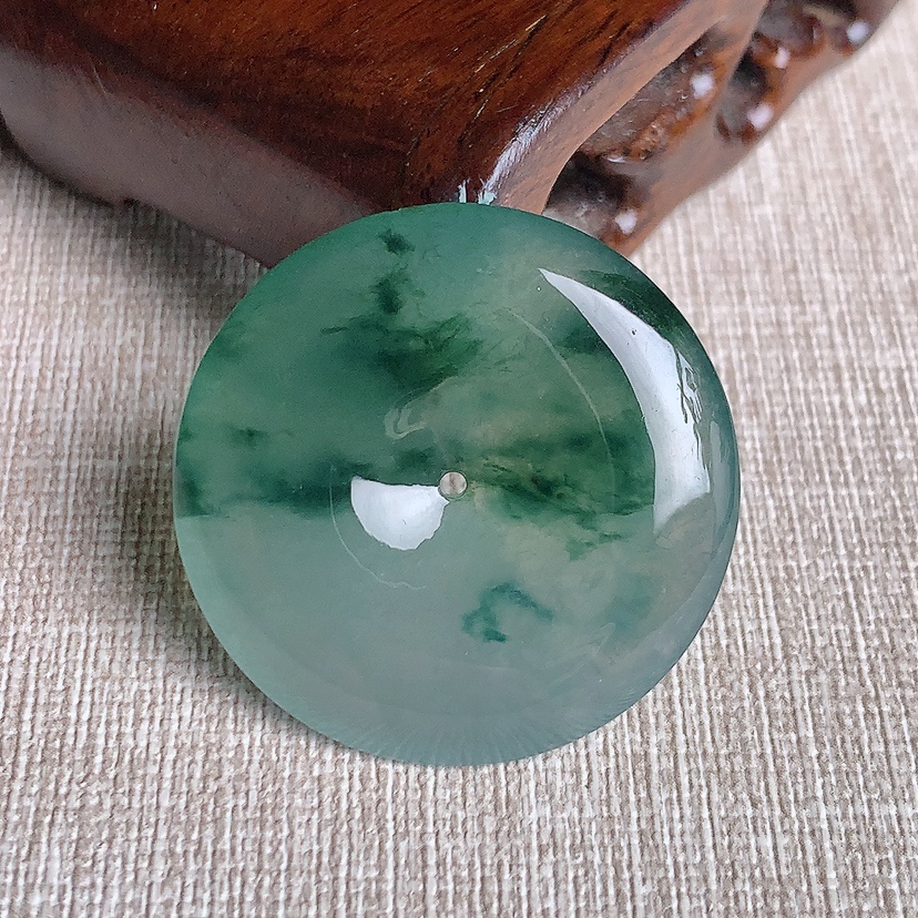 天然A货翡翠飘花平安扣吊坠 
尺寸33-5.8mm 重量13.08g 0331