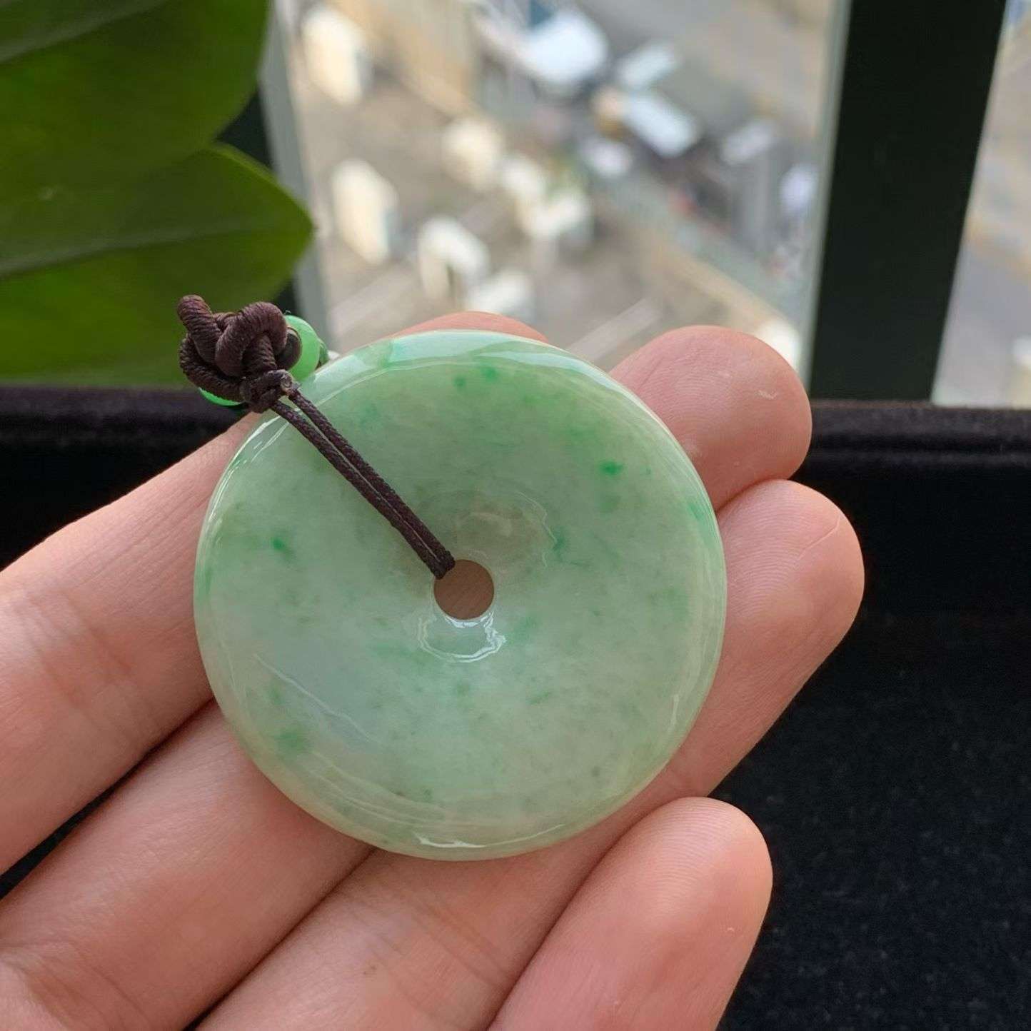 A货天然翡翠冰糯种飘绿平安扣吊坠重量23.09
4月1日