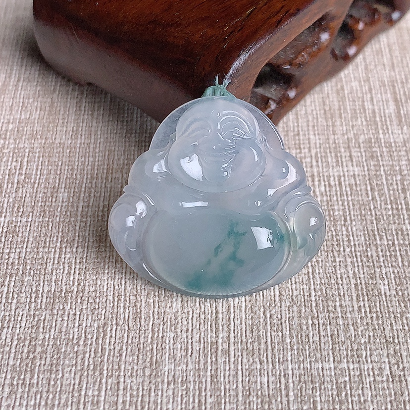 天然A货翡翠飘花佛公吊坠 
尺寸29.3-31.4-5.5mm 重量8.25g 0331