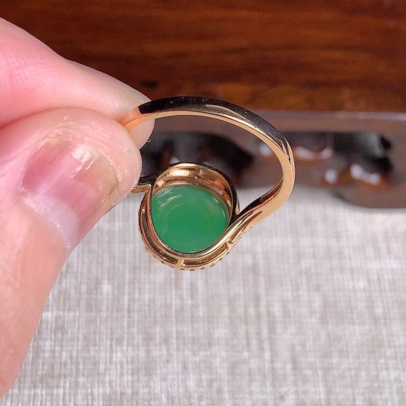 天然A货翡翠18K金伴钻镶嵌满绿蛋面戒指 圈口17.7裸石
尺寸10.6-9.5mm 重量3.30g 0331