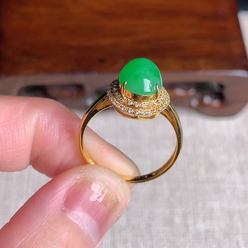 天然A货翡翠18K金伴钻镶嵌满绿蛋面戒指 圈口17.3裸石
尺寸9.5-7.2mm 重量2.48g 