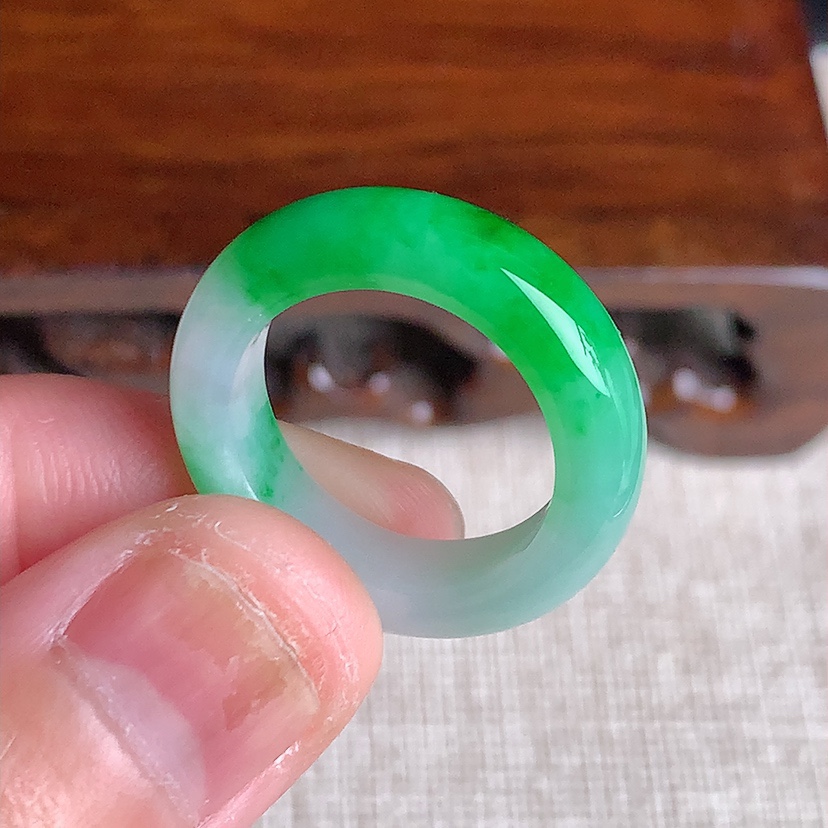 天然A货翡翠白底青飘阳绿素面戒指 
尺寸16.8-5.5-3.6mm 重量3.70g 0331