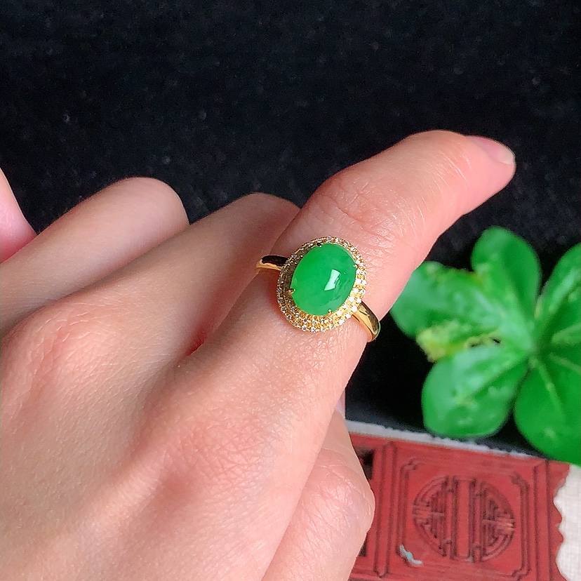 天然A货翡翠18K金伴钻镶嵌满绿蛋面戒指 圈口17.3裸石
尺寸9.5-7.2mm 重量2.48g 0331