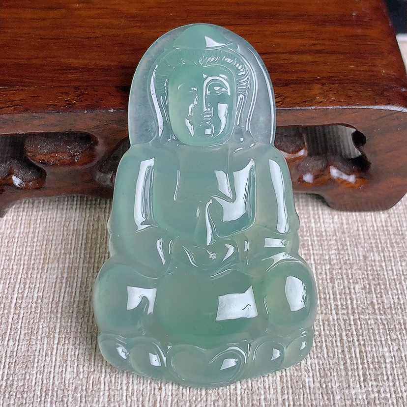 天然A货翡翠晴水正装观音吊坠 
尺寸56.8-34-5mm 重量16.04g 0331