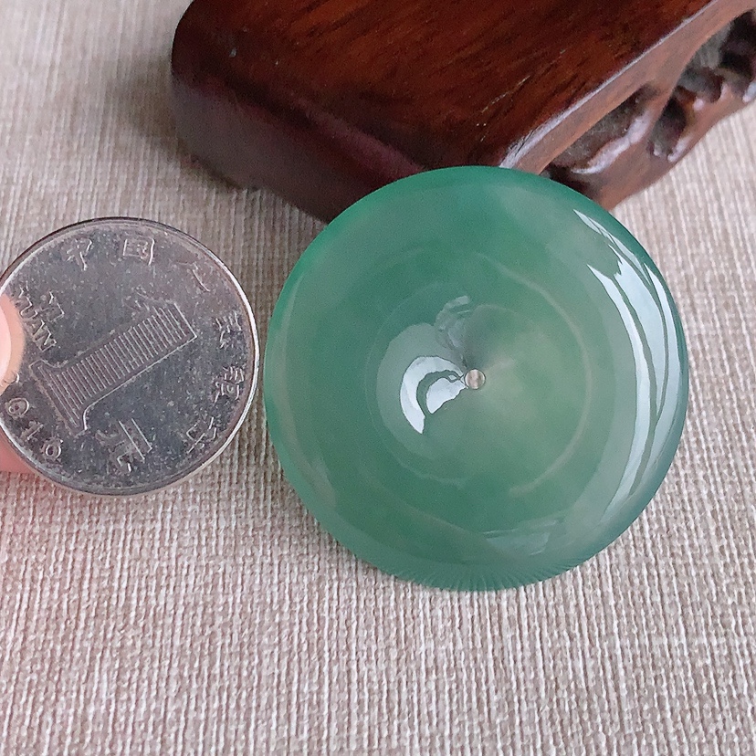 天然A货翡翠晴底大件平安扣吊坠 
尺寸37.5-5.8mm 重量17.72g 0331