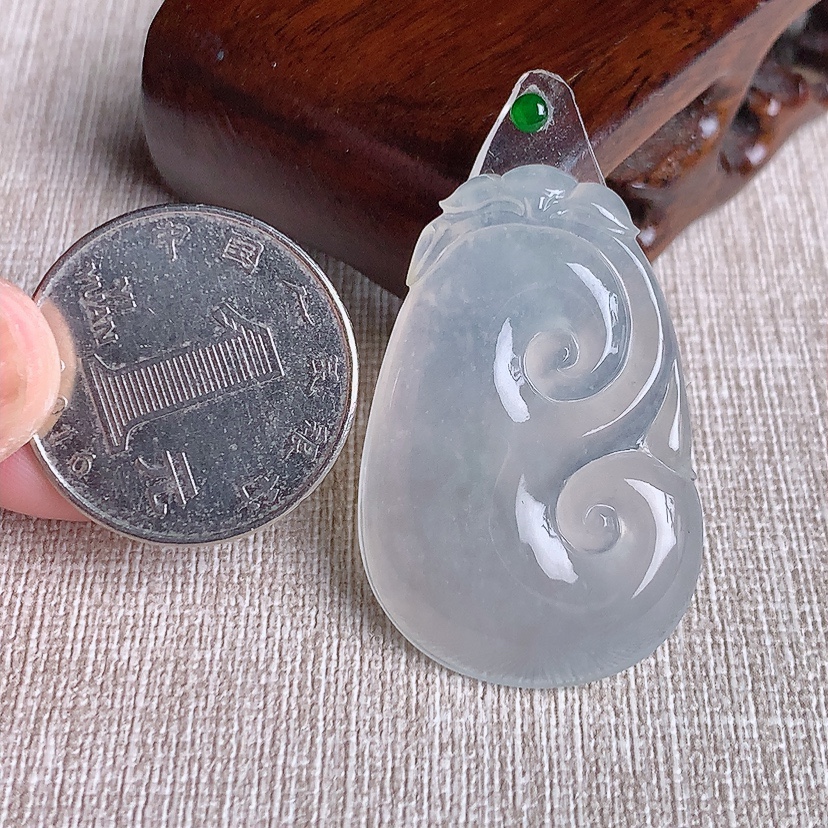 天然A货翡翠白冰白月光如意镶嵌件 
尺寸37.7-25-6.5mm 重量10.85g 0331