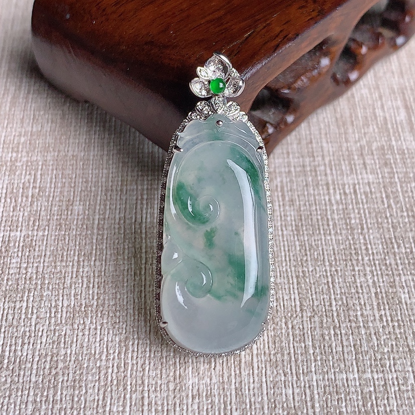 天然A货翡翠18K金伴钻镶嵌飘花如意吊坠 
尺寸41.7-16.2-8.2裸石32.2-14.8mm