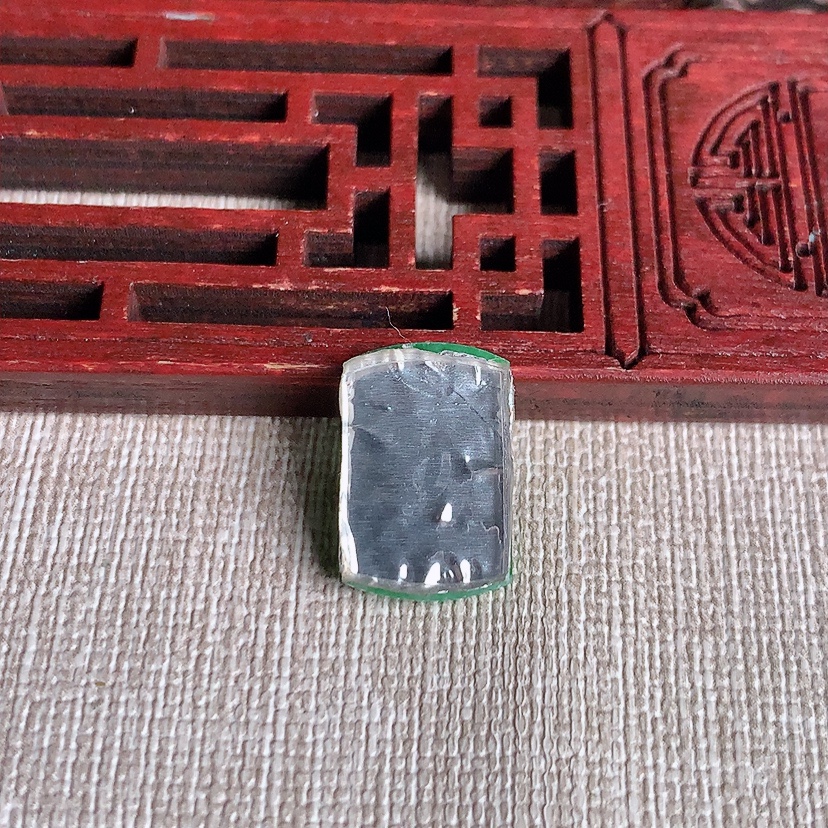天然A货翡翠满绿马鞍镶嵌件 
尺寸16.6-10.7-2.2mm 重量1.53g 0331