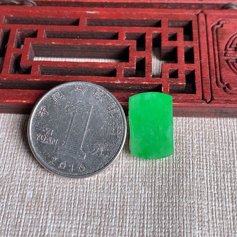 天然A货翡翠满绿马鞍镶嵌件 
尺寸16.6-10.7-2.2mm 重量1.53g 0331