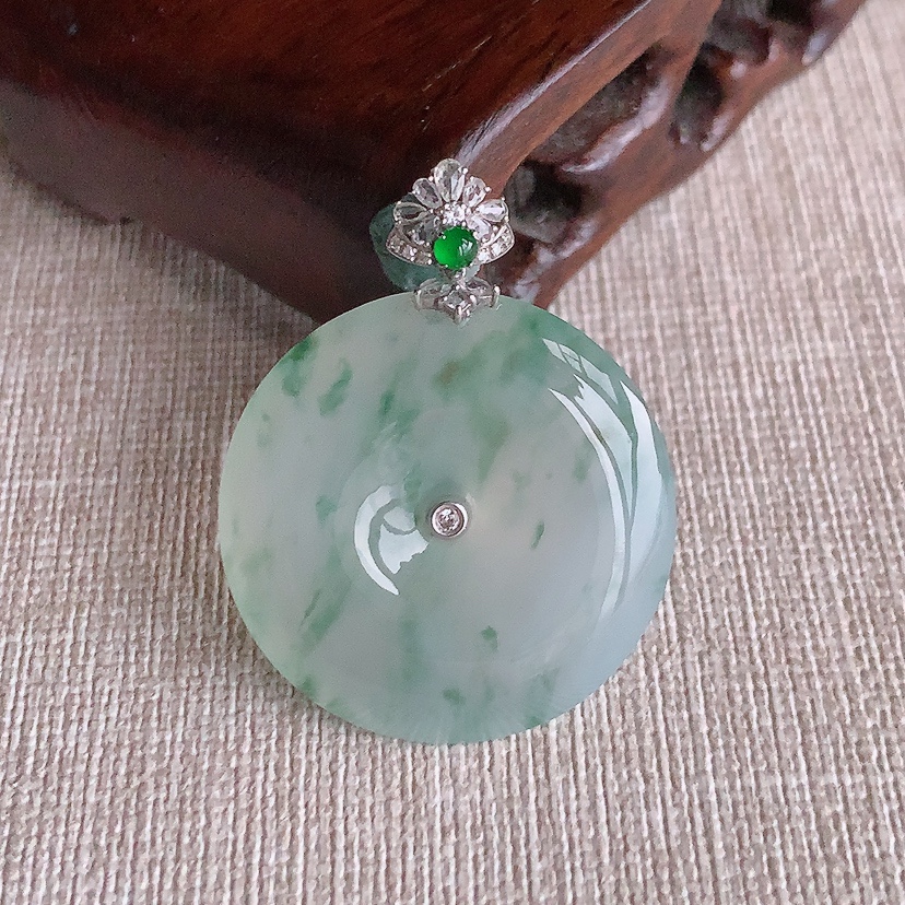 天然A货翡翠18K金伴钻镶嵌飘花平安扣吊坠 
尺寸36.4-28.3-5.5mm 重量9.65g 0