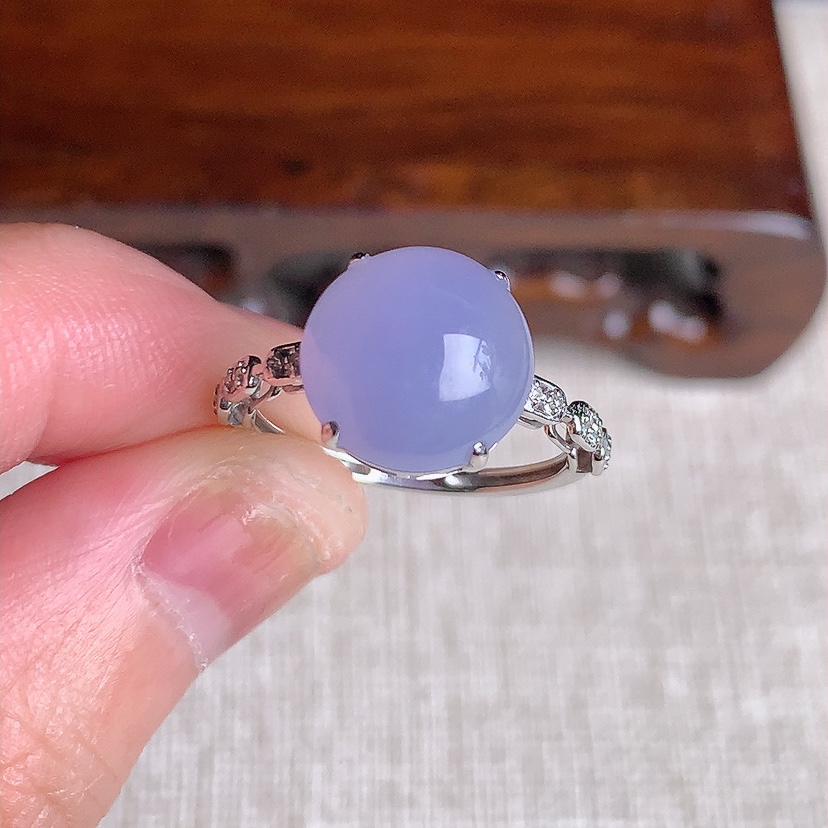 天然A货翡翠18K金镶嵌紫罗兰蛋面戒指 圈口17.3裸石
尺寸11-11mm 重量2.38g 033