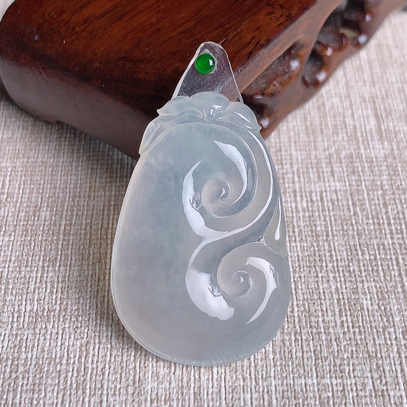 天然A货翡翠白冰白月光如意镶嵌件 
尺寸37.7-25-6.5mm 重量10.85g 0331