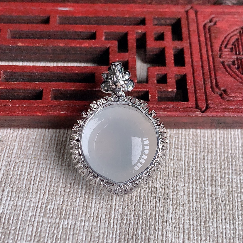 天然A货翡翠18K金伴钻镶嵌白冰白月光蛋面吊坠 
尺寸29-20-11裸石16mm 重量5.80g 