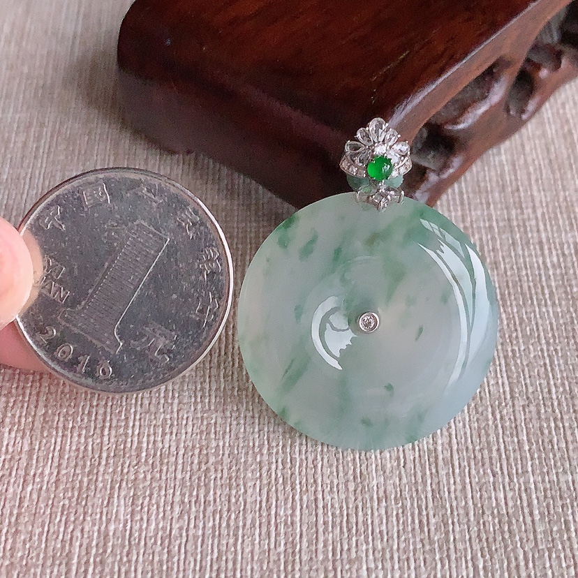 天然A货翡翠18K金伴钻镶嵌飘花平安扣吊坠 
尺寸36.4-28.3-5.5mm 重量9.65g 0331