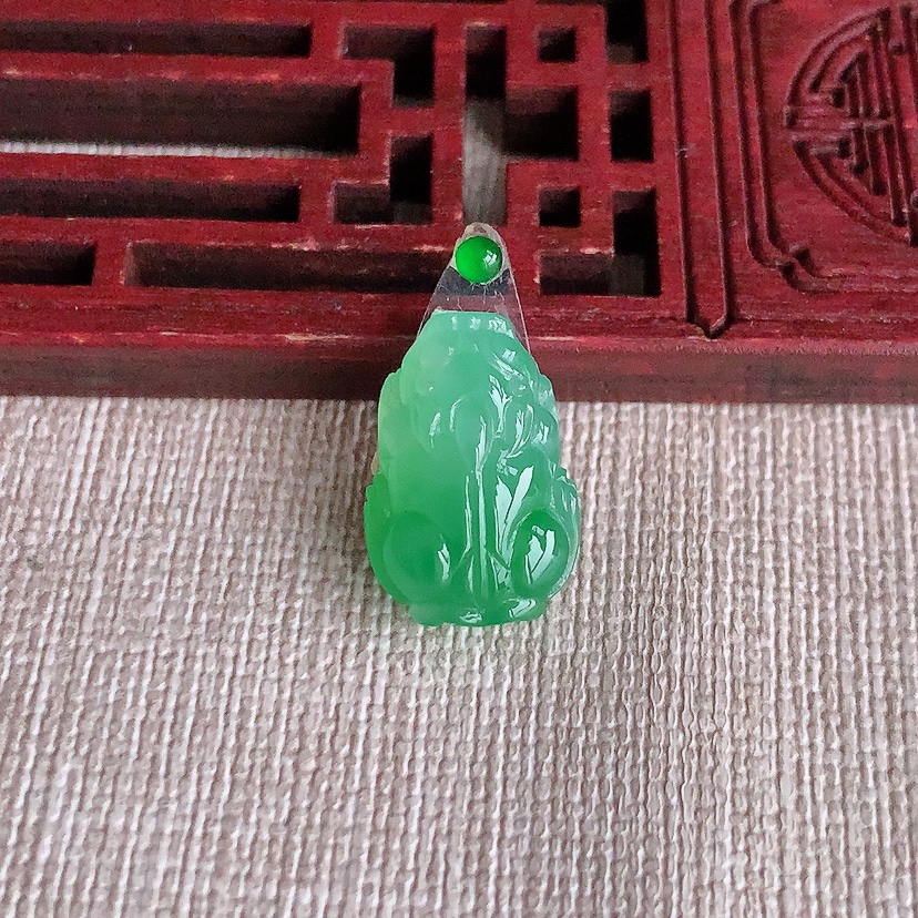 天然A货翡翠满绿招财貔貅镶嵌件 
尺寸16.8-11.6-6mm 重量2.33g 0331