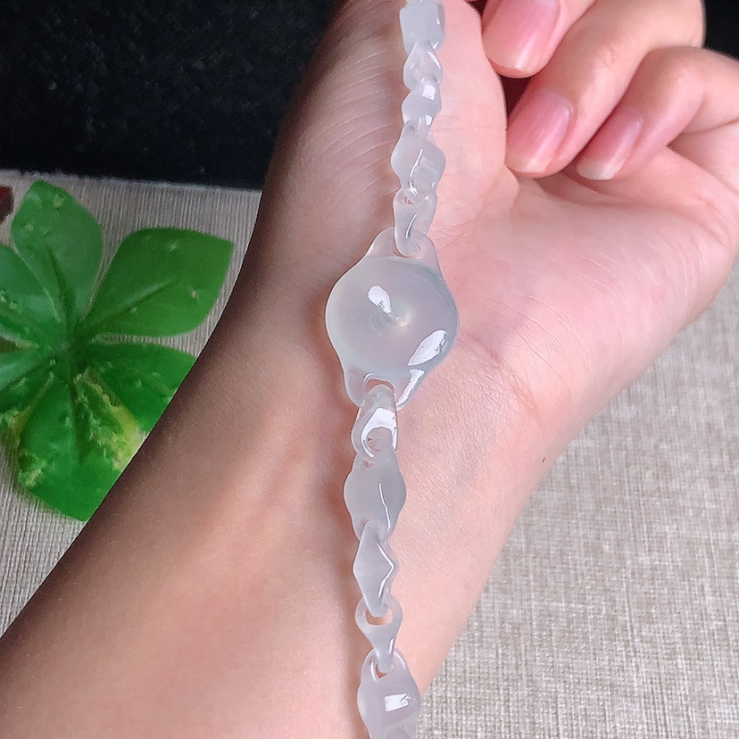 天然A货翡翠平安扣环环相扣手链 
尺寸17.4-5.5mm 重量12.68g 0331