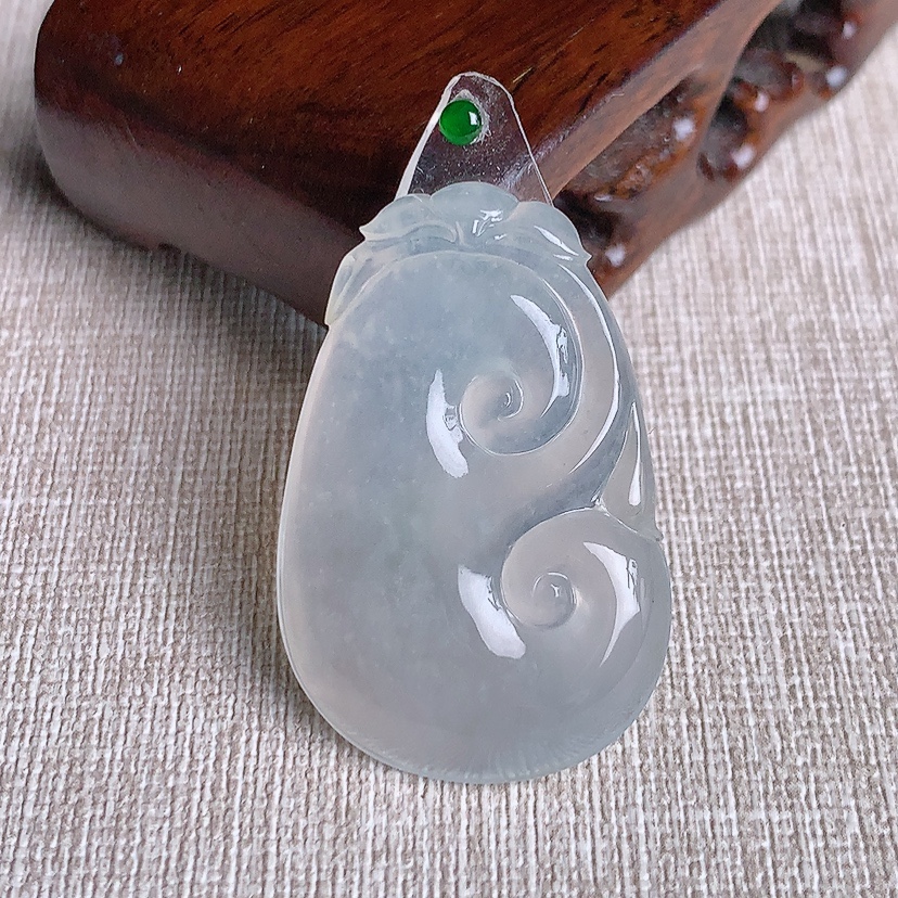 天然A货翡翠白冰白月光如意镶嵌件 
尺寸37.7-25-6.5mm 重量10.85g 0331