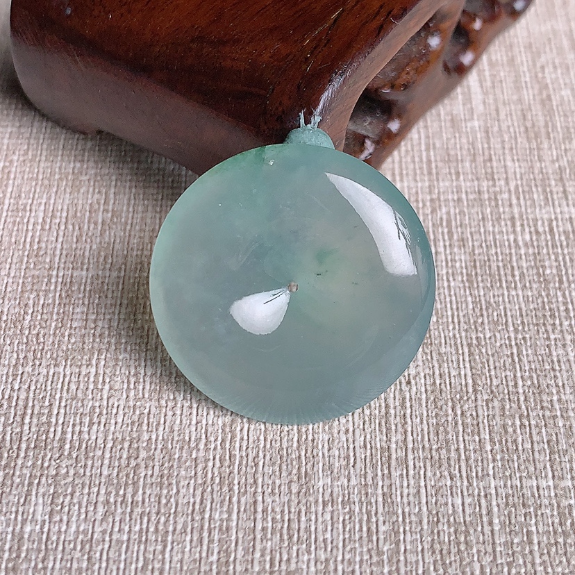 天然A货翡翠晴水平安扣吊坠 
尺寸28.5-5.6mm 重量9.28g 0331