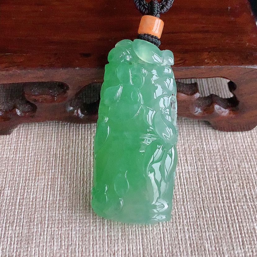 天然A货翡翠满绿竹节节节高升吊坠 
尺寸45-20.3-9mm 重量20.24g 0331