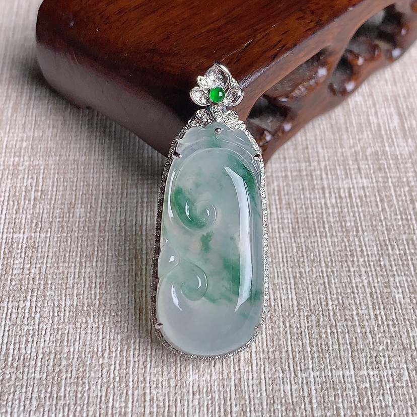 天然A货翡翠18K金伴钻镶嵌飘花如意吊坠 
尺寸41.7-16.2-8.2裸石32.2-14.8mm 重量5.78g 0331