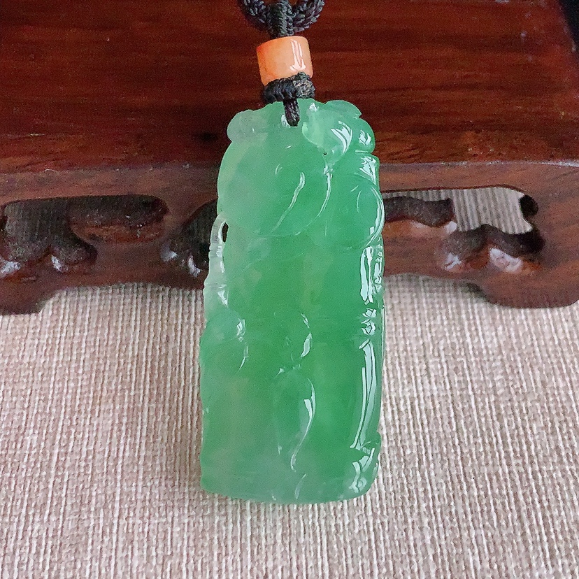 天然A货翡翠满绿竹节节节高升吊坠 
尺寸45-20.3-9mm 重量20.24g 0331