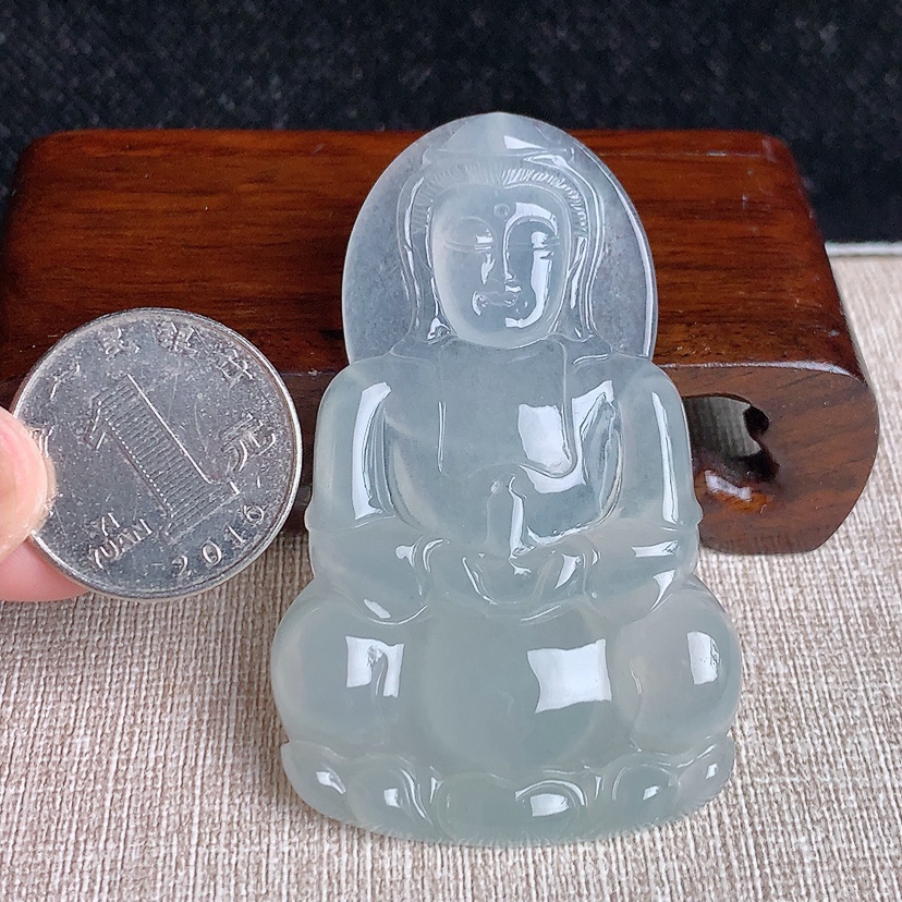 天然A货翡翠晴水大件正装观音吊坠 
尺寸64.6-40.4-5.8mm 重量27.22g 0331