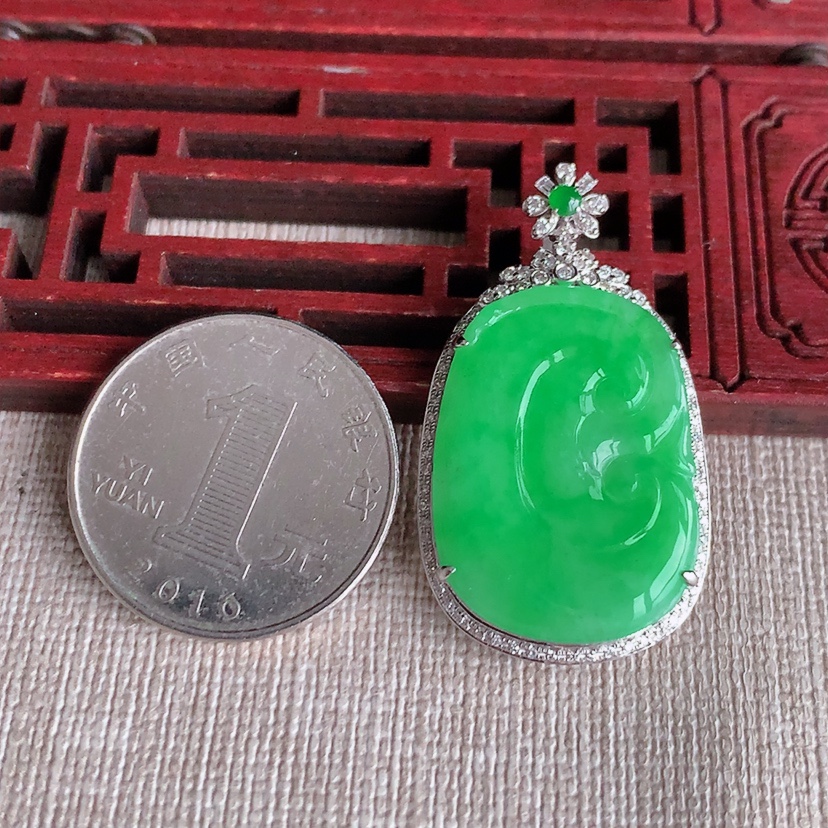 天然A货翡翠18K金伴钻镶嵌满绿如意吊坠 
尺寸37.6-21.4-6.5裸石26.5-19mm 重量5.23g 0331