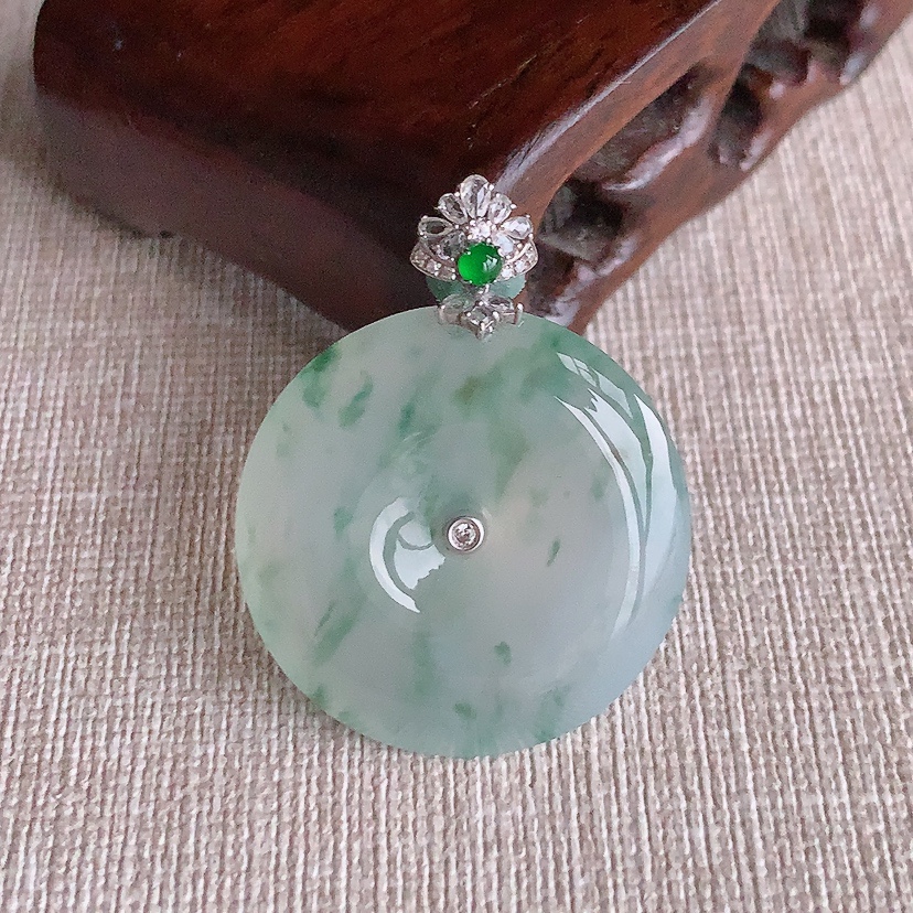 天然A货翡翠18K金伴钻镶嵌飘花平安扣吊坠 
尺寸36.4-28.3-5.5mm 重量9.65g 0331