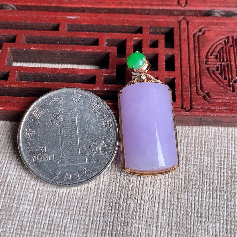 天然A货翡翠18K金伴钻镶嵌紫罗兰无事牌吊坠 
尺寸32-13.8-8裸石21-12.3mm 重量4.50g 0331