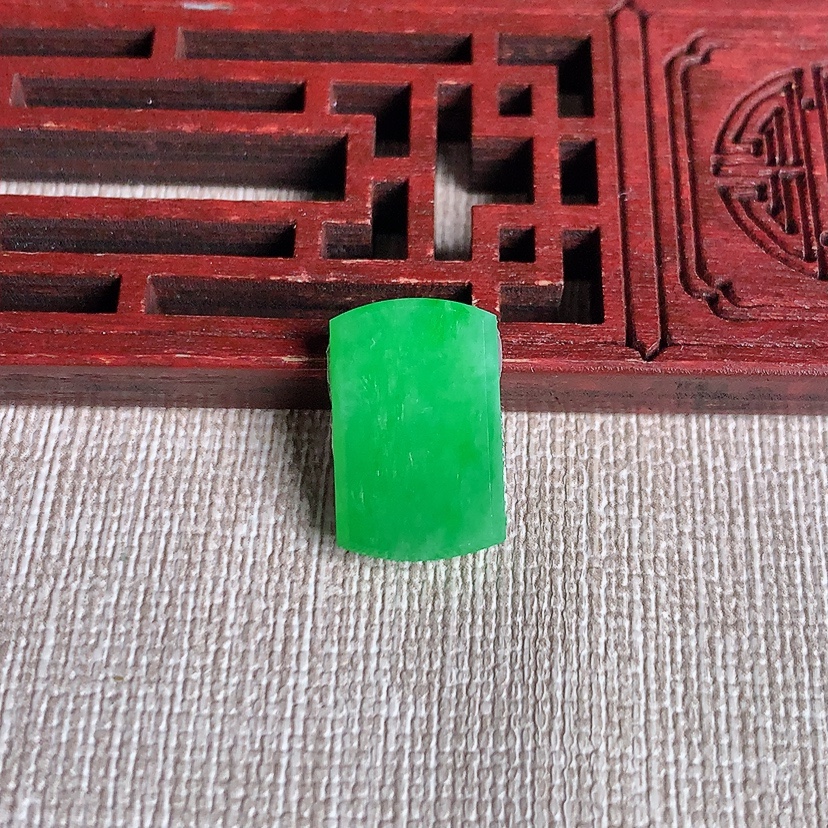 天然A货翡翠满绿马鞍镶嵌件 
尺寸16.6-10.7-2.2mm 重量1.53g 0331