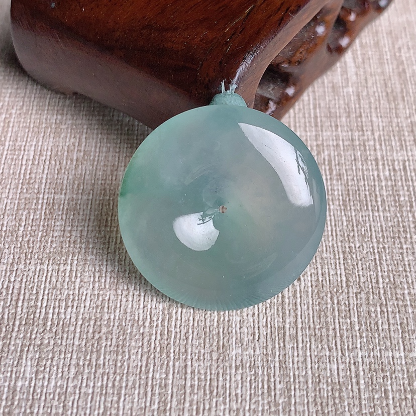 天然A货翡翠晴水平安扣吊坠 
尺寸28.5-5.6mm 重量9.28g 0331