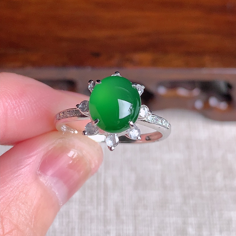 天然A货翡翠18K金伴钻镶嵌满绿蛋面戒指 圈口18裸石
尺寸8.8-7.6mm 重量3.40g 03