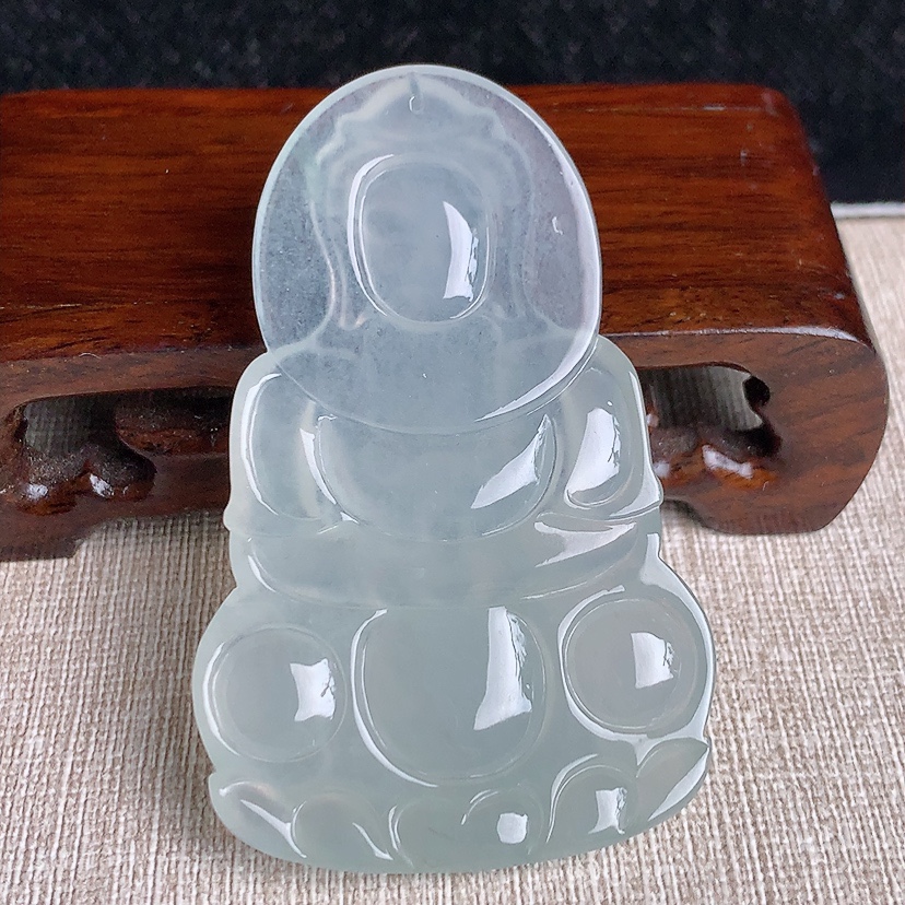 天然A货翡翠晴水大件正装观音吊坠 
尺寸64.6-40.4-5.8mm 重量27.22g 0331