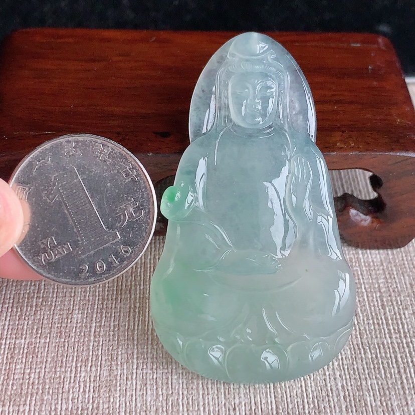 天然A货翡翠晴水一刀切观音吊坠 
尺寸60-34.5-5.2mm 重量19.60g 0331