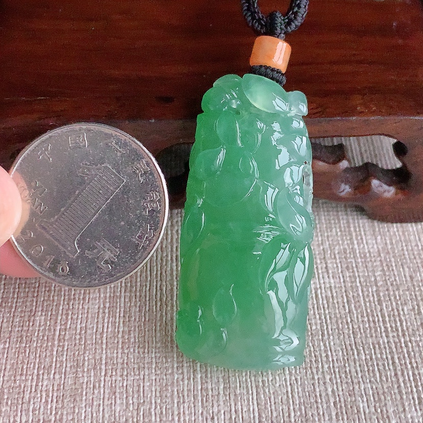 天然A货翡翠满绿竹节节节高升吊坠 
尺寸45-20.3-9mm 重量20.24g 0331