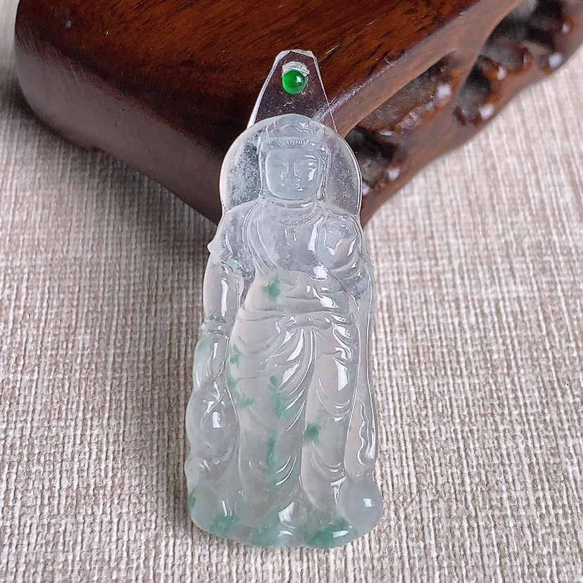 天然A货翡翠飘花观音镶嵌件 
尺寸40.5-18-4.2mm 重量6.45g 0331