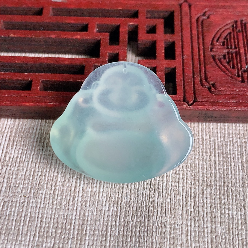 天然A货翡翠晴水一刀切佛公吊坠 
尺寸25.5-29.8-6.3mm 重量8.13g 0331