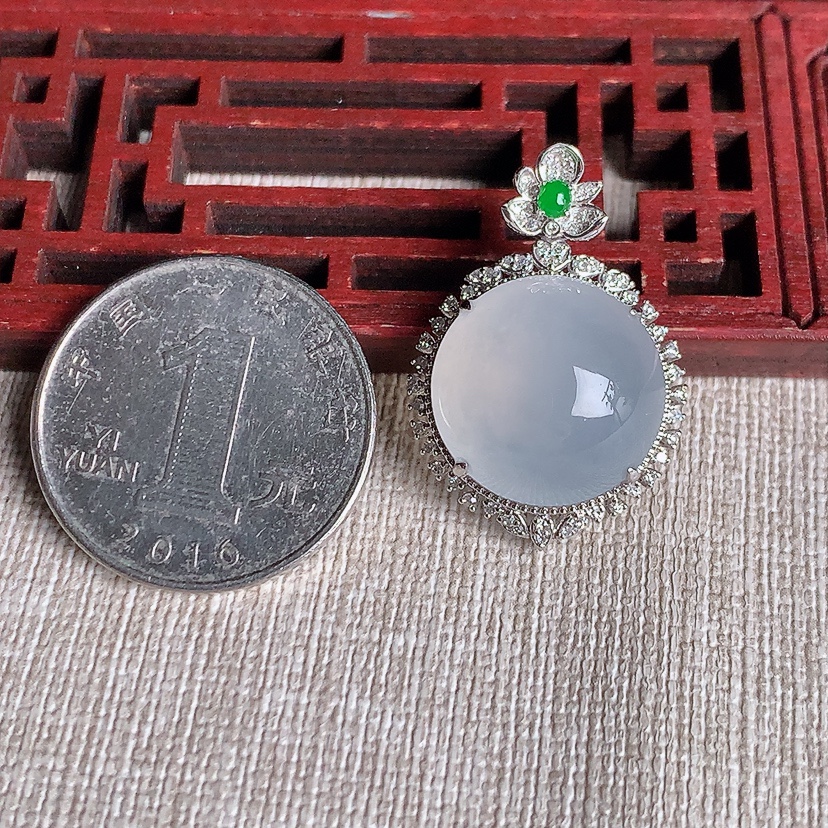 天然A货翡翠18K金伴钻镶嵌白冰白月光蛋面吊坠 
尺寸29-20-11裸石16mm 重量5.80g 0331