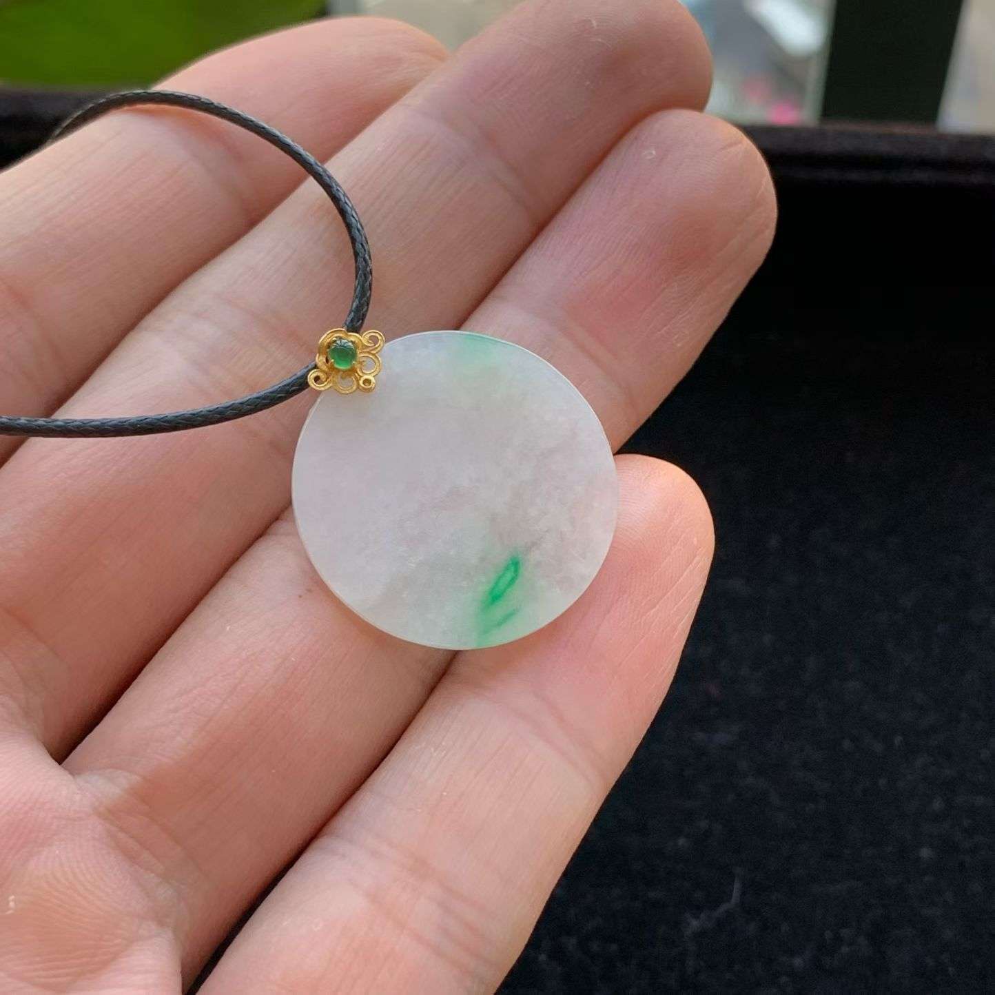 A货天然翡翠冰糯种18k飘绿无事牌吊坠重量2.54
4月2日