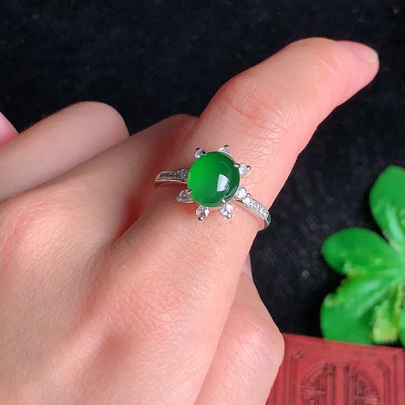 天然A货翡翠18K金伴钻镶嵌满绿蛋面戒指 圈口18裸石
尺寸8.8-7.6mm 重量3.40g 0331