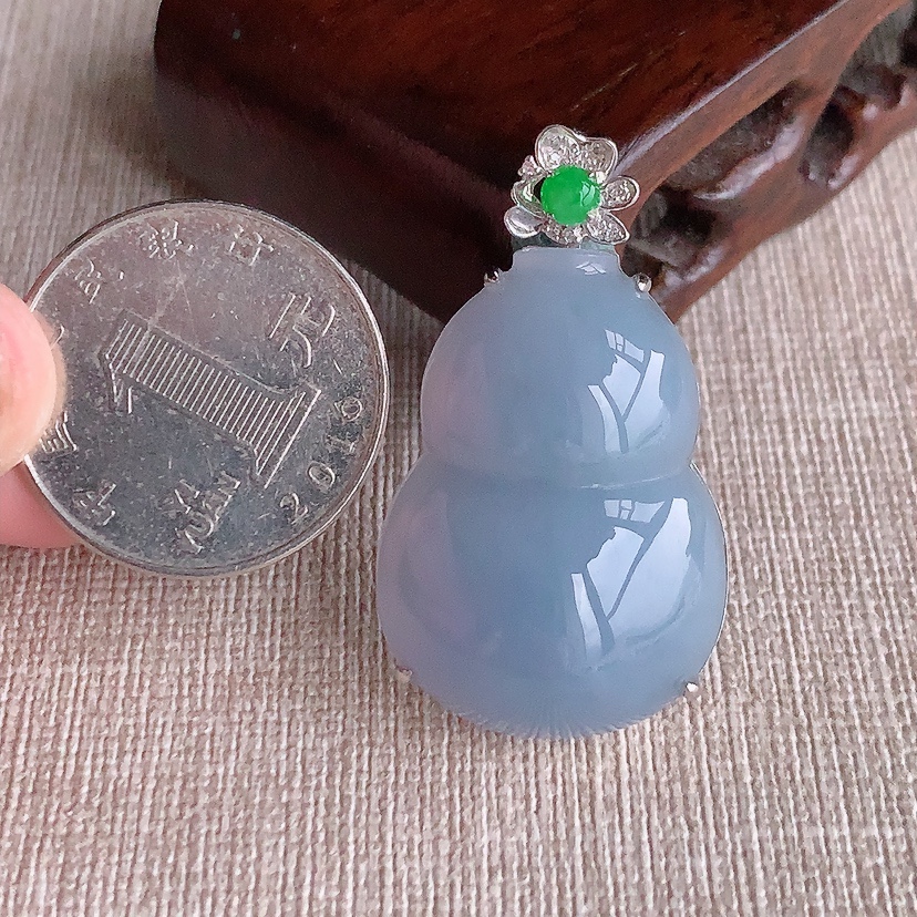 天然A货翡翠18K金伴钻镶嵌紫罗兰葫芦吊坠 
尺寸39-31-22.2-11.2mm 重量11.42g 0331